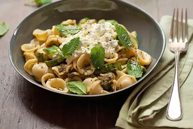 Receita de Macarrão com abobrinha, ricota e pesto de hortelã