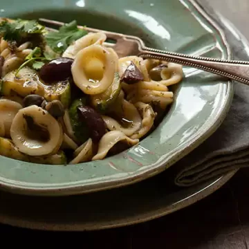 Macarrão com abobrinha, salsinha e alcaparras