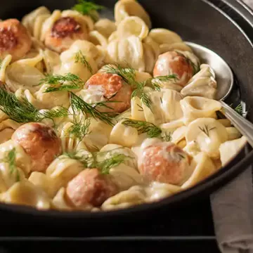 Macarrão com almôndegas de salmão