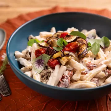 Macarrão com berinjela, tomate e nata