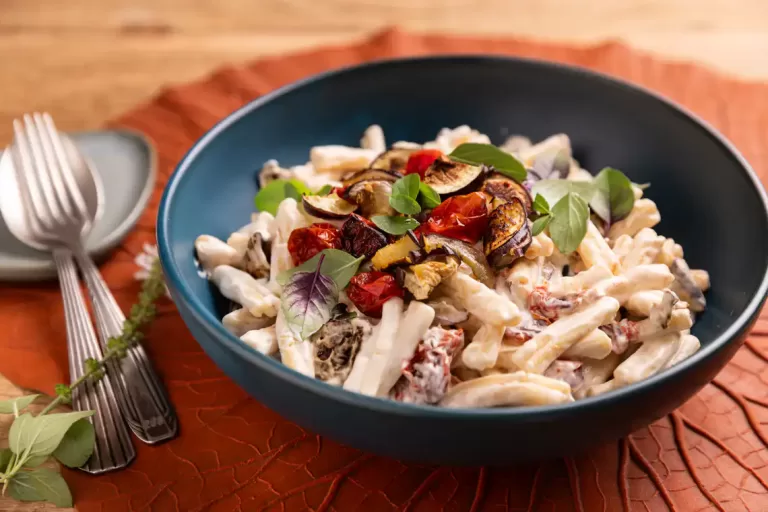 Receita de Macarrão com berinjela, tomate e nata