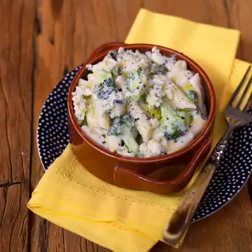 Macarrão com brócolis e queijo azul