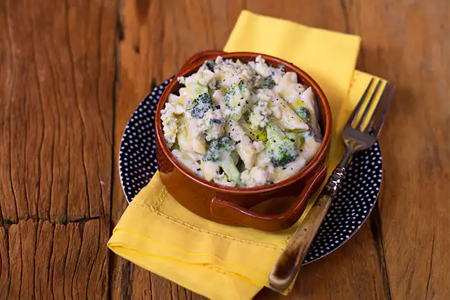 Macarrão com brócolis e queijo azul