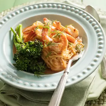 Macarrão com camarão e molho rosé