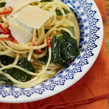 Macarrão com couve e pimenta dedo-de-moça
