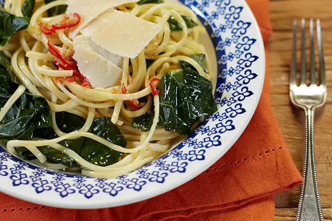 Macarrão com couve e pimenta dedo-de-moça