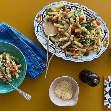 Macarrão com escarola, tomate e alho