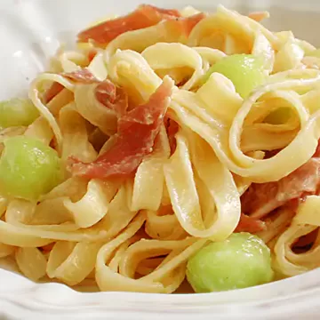 Macarrão com melão e presunto cru