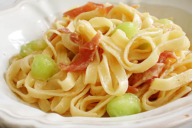 Macarrão com melão e presunto cru