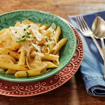 Macarrão com molho de cebola em uma panela só