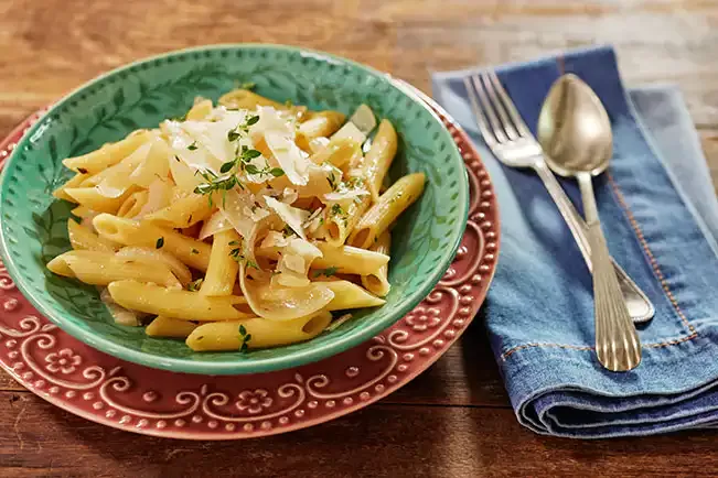 Receita de Macarrão com molho de cebola em uma panela só