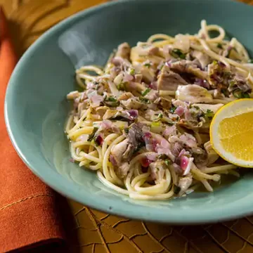Macarrão com molho de peixe do churrasco e limão
