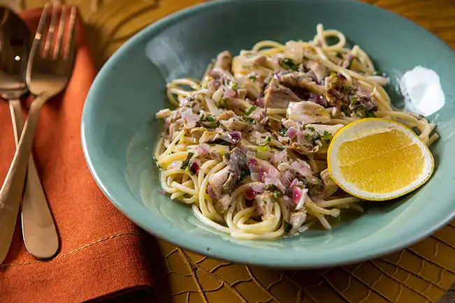 Macarrão com molho de peixe do churrasco e limão