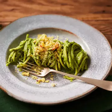 Macarrão com molho verde de couve