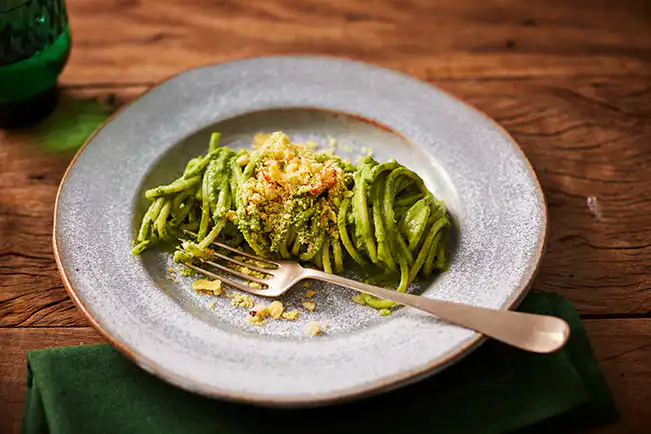 Macarrão com molho verde de couve
