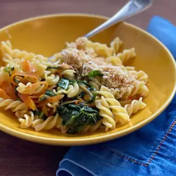 Macarrão com refogado de couve, pimentão e cenoura