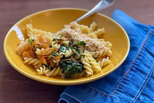 Receita de Macarrão com refogado de couve, pimentão e cenoura