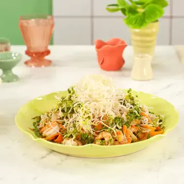 Macarrão de arroz frito com camarão ao pesto de rúcula