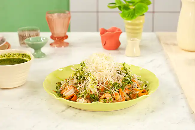 Macarrão de arroz frito com camarão ao pesto de rúcula