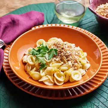 Macarrão na manteiga com cebola caramelizada e farofinha de pão (reaproveitamento)