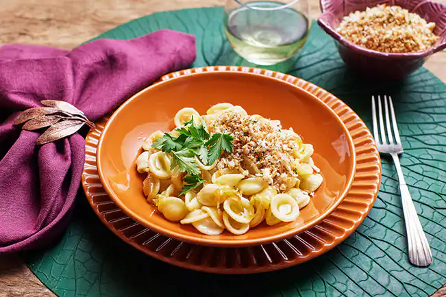 Macarrão na manteiga com cebola caramelizada e farofinha de pão (reaproveitamento)