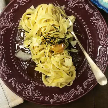 Macarrão perfumado com alho e alecrim