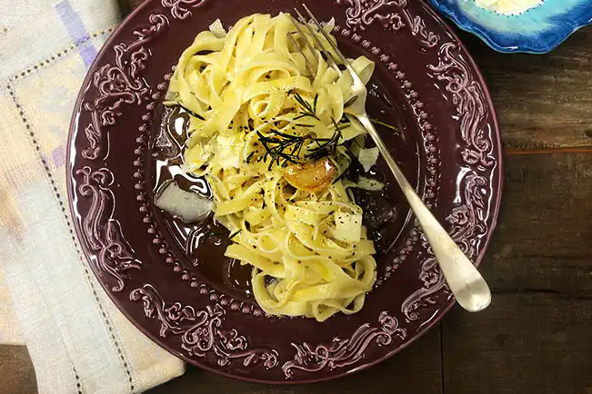 Macarrão perfumado com alho e alecrim