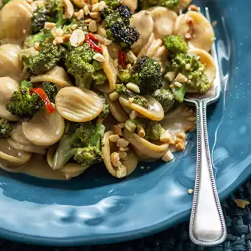Macarrão picante com molho de amendoim e brócolis