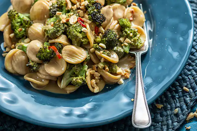 Macarrão picante com molho de amendoim e brócolis