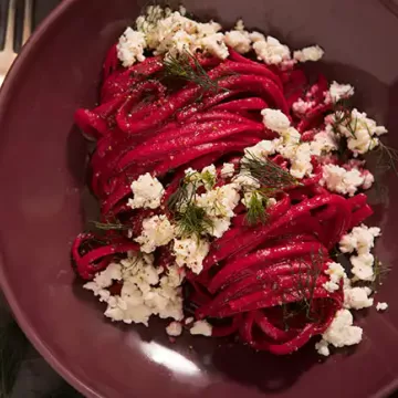 Macarrão roxo de beterraba assada