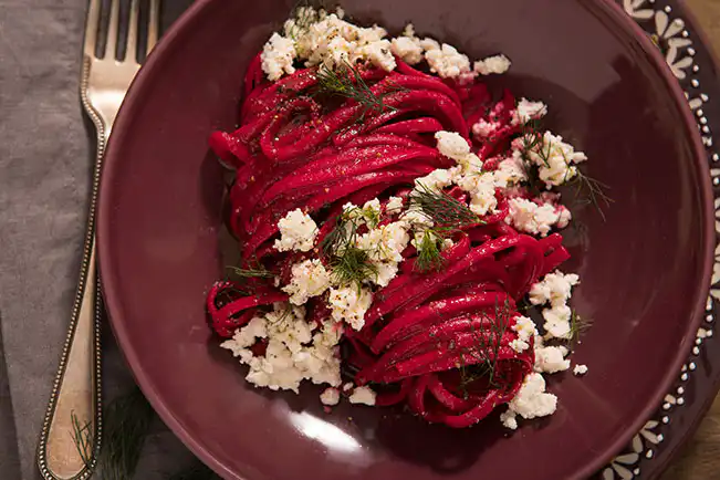 Macarrão roxo de beterraba assada