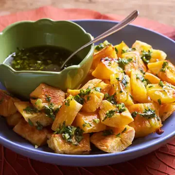 Mandioca assada com molho verde de coentro