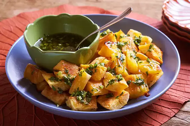 Receita de Mandioca assada com molho verde de coentro