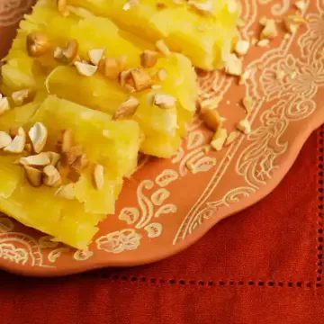 Mandioca cozida com manteiga de mel e castanha-de-caju