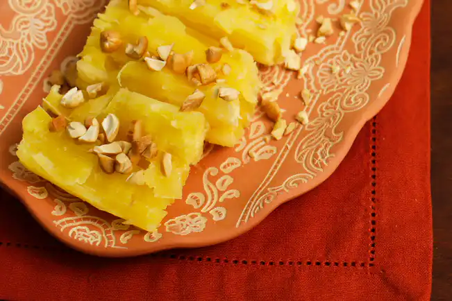 Mandioca cozida com manteiga de mel e castanha-de-caju