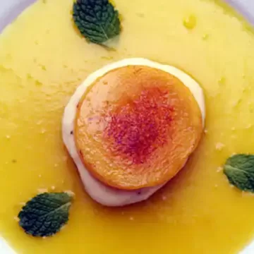Manga grelhada com sorvete de banana