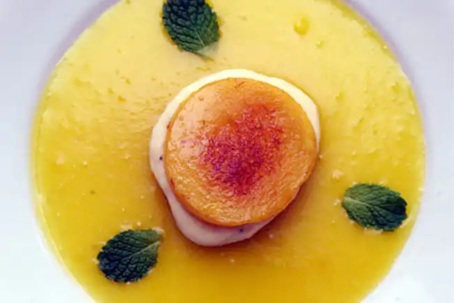 Manga grelhada com sorvete de banana