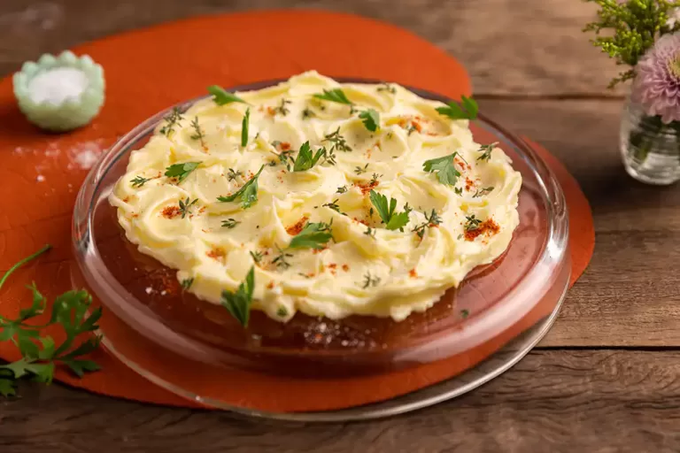 Receita de Manteiga caseira temperada com páprica e ervas
