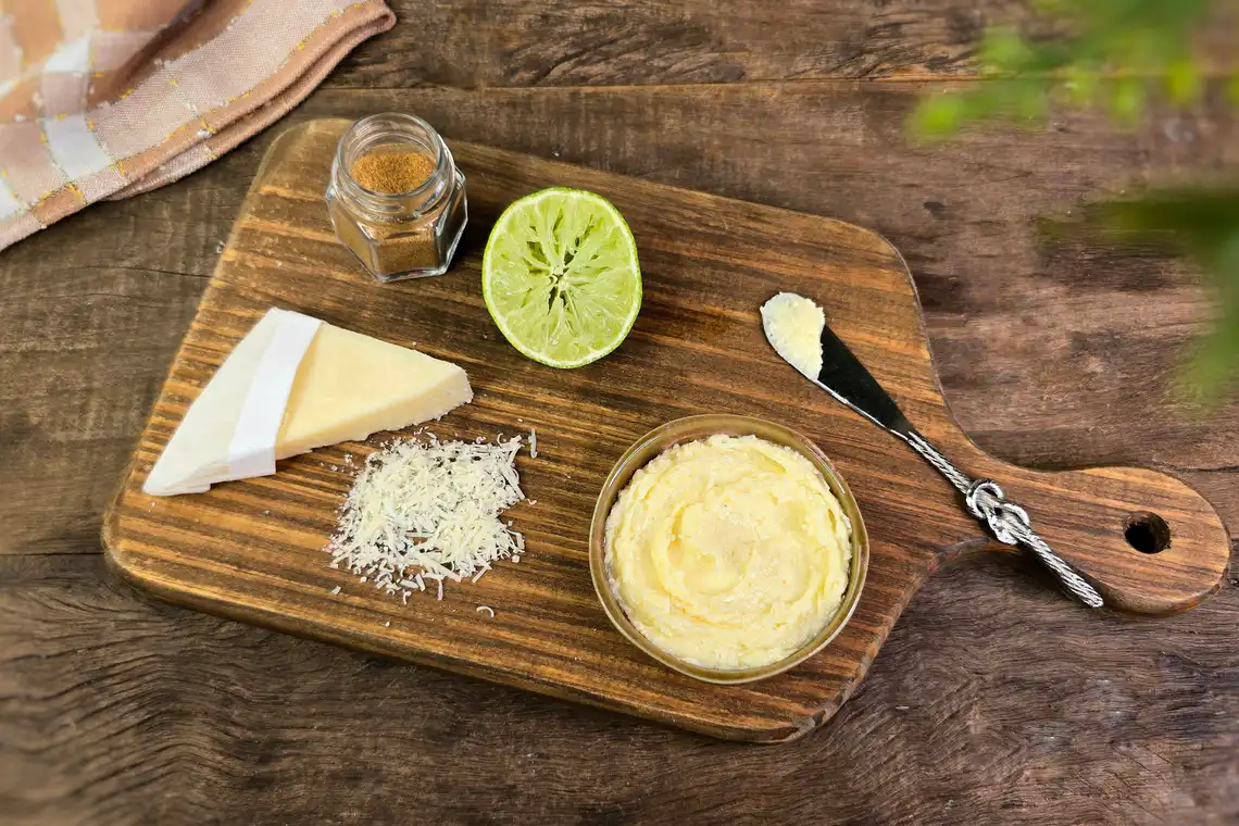 Manteiga de limão, queijo e pimenta
