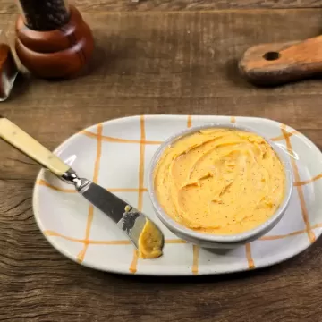 Manteiga de páprica e parmesão