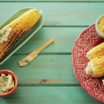 Milho-verde grelhado com manteiga de ervas