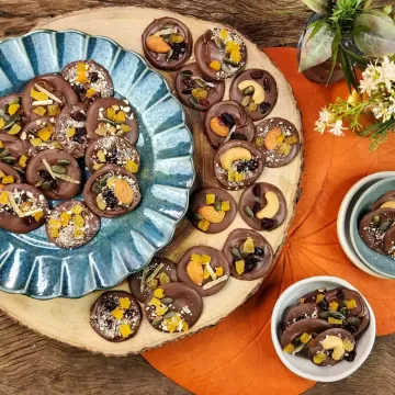 Moedinhas de chocolate com frutas secas