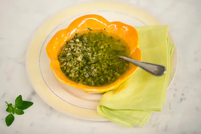 Molho de azeitona verde com manjericão