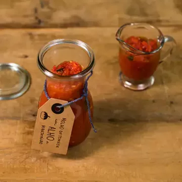 Molho de tomate com alho e manjericão