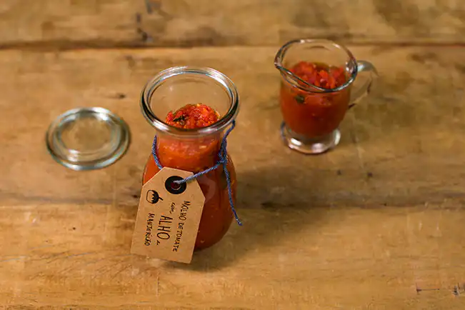 Molho de tomate com alho e manjericão