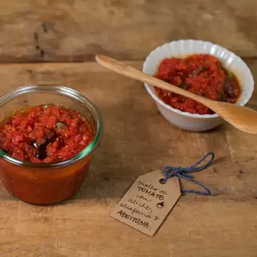 Molho de tomate com aliche, alcaparras e azeitona