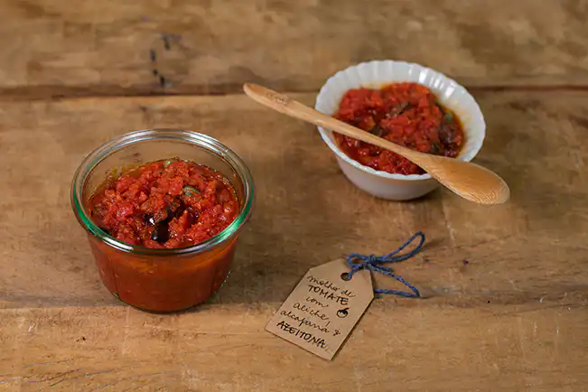 Molho de tomate com aliche, alcaparras e azeitona
