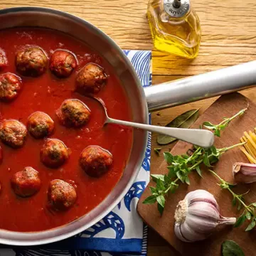 Molho de tomate com almôndegas