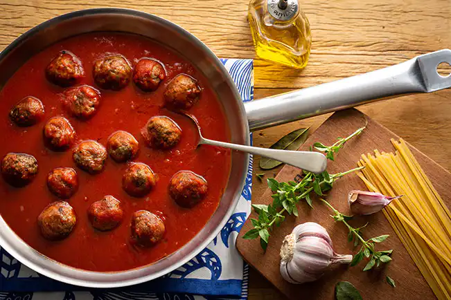 Molho de tomate com almôndegas