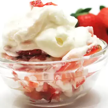 Morango com creme batido e água de rosas
